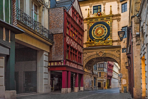 Rue du Gros Horloge lub ulicy Wielkiej zegar z famos, którą wielki zegary w Rouen, Normandia, Francja z nikt nie - Zdjęcie, obraz
