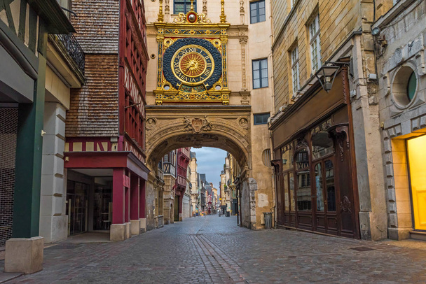 staré útulné pouliční v Rouen s famos velké hodiny nebo Gros Horloge Rouen, Normandie, Francie s nikým - Fotografie, Obrázek