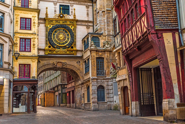 oude gezellige straat in Rouen met famos grote klokken of Gros Horloge van Rouen, Normandië, Frankrijk met niemand - Foto, afbeelding