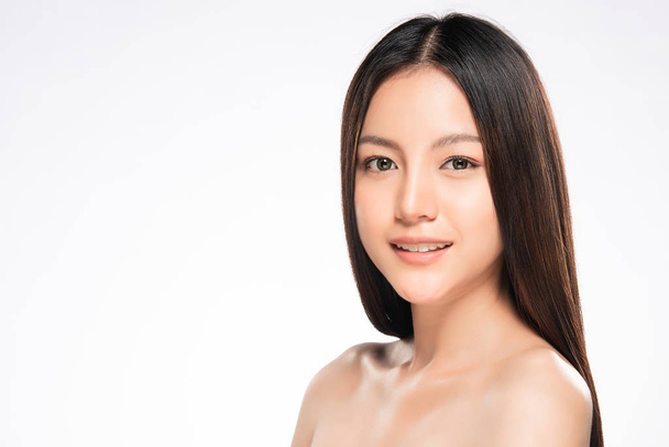 Belle jeune femme asiatique avec un look propre de peau fraîche. Fille beauté soin du visage. Traitement du visage. Cosmétologie, beauté et spa. - Photo, image