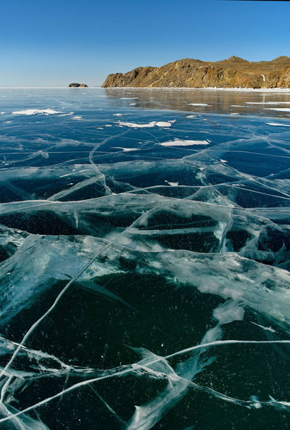 Oroszország. Észak-Szibériában. Átlátszó jég, a Bajkál-tó egyedülálló szépsége. - Fotó, kép