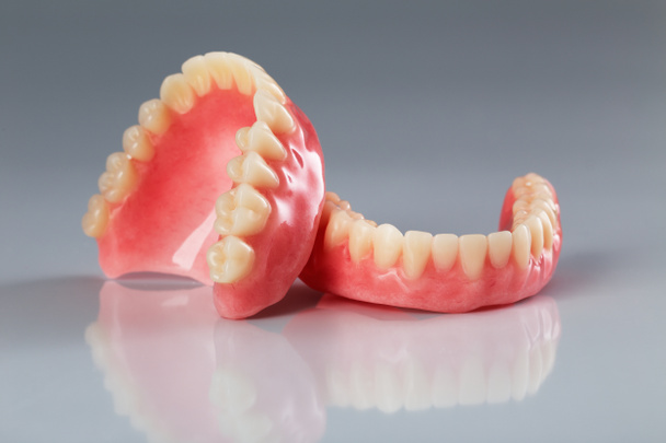 Un conjunto de prótesis dentales
 - Foto, imagen