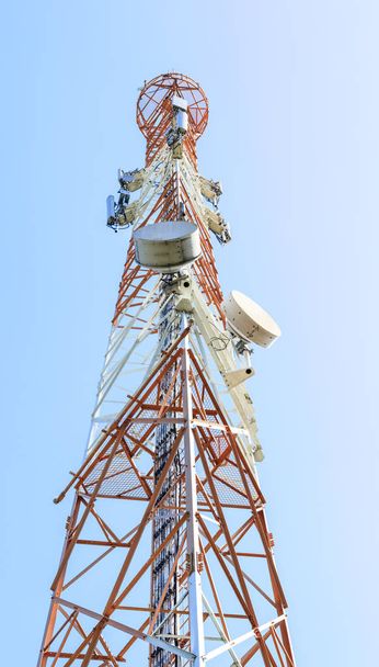 マイクロ波リンクと青い空のテレビ送信機アンテナ通信マストの視点のイメージのパノラマ. - 写真・画像