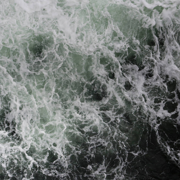 Grande respingo de água visto de cima de um barco
 - Foto, Imagem
