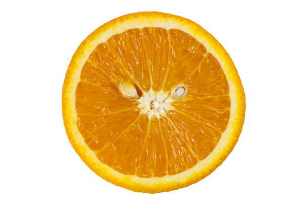 Pomerančový plátek izolovaný na bílém pozadí - Fotografie, Obrázek