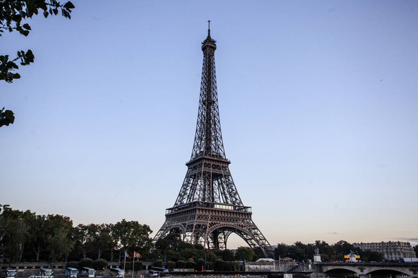 パリのセーヌ川からのエッフェル塔 - 写真・画像