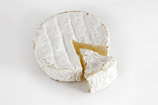 Delicios Camembert peyniri, beyaz üzerine izolasyon. - Fotoğraf, Görsel