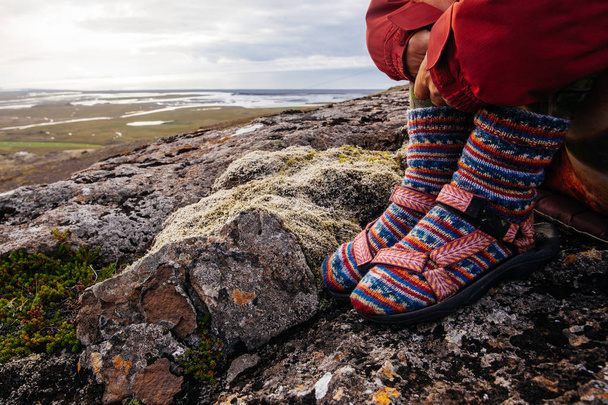 Gambe in calzini con bellissimo ornamento, sulla natura Islanda e muschio
 - Foto, immagini