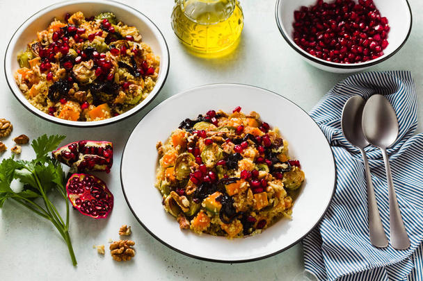 Delicious autumn festive salad of pumpkin, brussels sprouts, quinoa, walnuts, caramelized onions and pomegranate seeds. Healthy Vegan Gourmet Recipe - Fotoğraf, Görsel