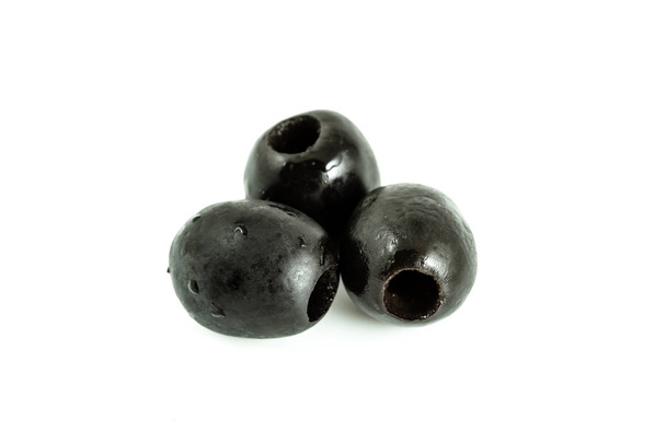 Aceitunas negras aisladas sobre fondo blanco - Foto, Imagen
