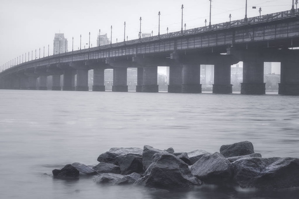 Vista da ponte de Paton e rio Dnieper no nevoeiro denso, paisagem enevoada, Kiev a capital da Ucrânia, Europa Oriental
 - Foto, Imagem