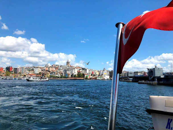 El banquillo del Bósforo. Gaviotas. Bandera de Turquía. Hermoso paisaje de Estambul
 - Foto, Imagen