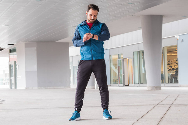 Etkin adam portre SmartWatch fitness app kullanarak - Fotoğraf, Görsel
