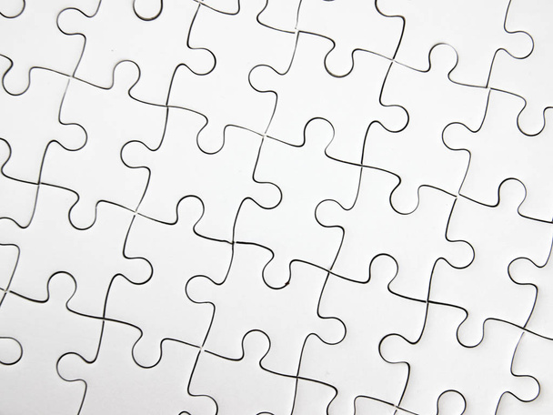 Witte puzzelstukjes aangevuld als kopie ruimte. - Foto, afbeelding