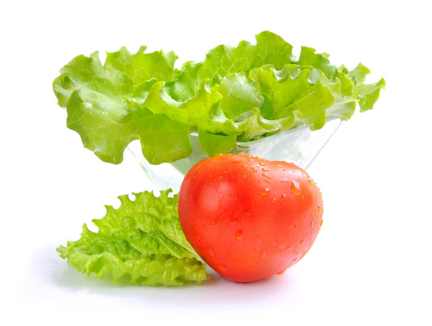 新鮮なグリーン サラダとトマトの白い背景で隔離 - 写真・画像