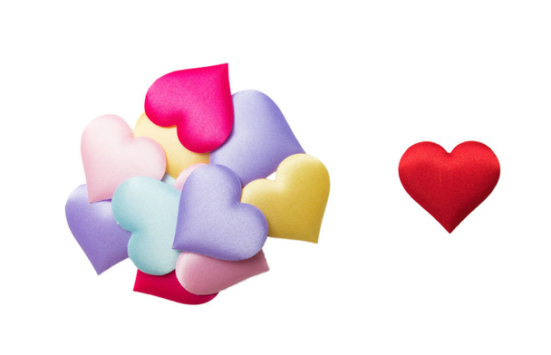 Kleurrijke mini harten geïsoleerd op een witte achtergrond, Valentine decoraties, diverse harten, uitknippad. - Foto, afbeelding