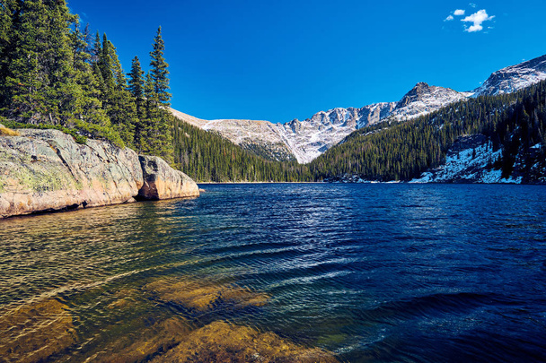 Живописный вид на озеро Верна со скалами и горами, Национальный парк Роки-Маунтин в Колорадо, США
.  - Фото, изображение