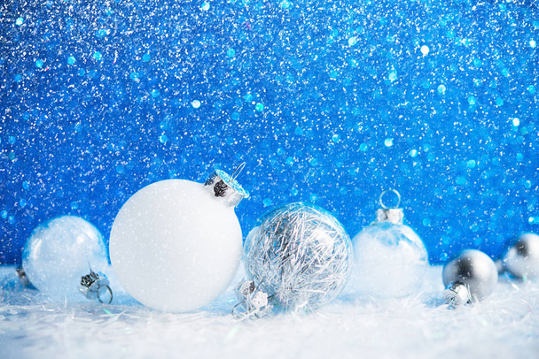 Decoraciones de Navidad en blanco y plata sobre fondo azul
 - Foto, imagen