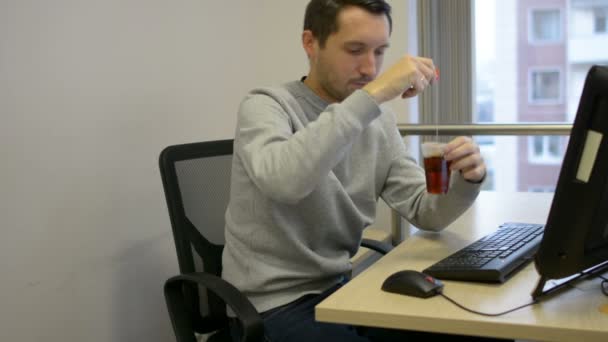 Casual usura imprenditore di successo consulente bere tè caffè computer lavoro
 - Filmati, video