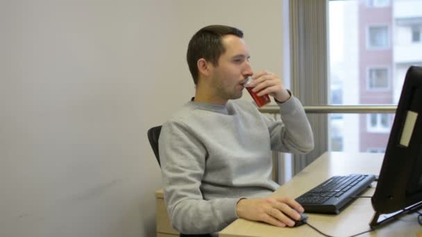 Случайная одежда успешный предприниматель консультант питьевой чай кофе компьютерной работы
 - Кадры, видео