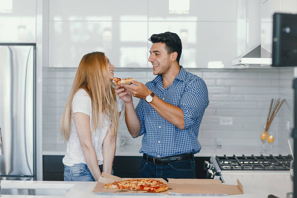 couple eating a pizza - 写真・画像