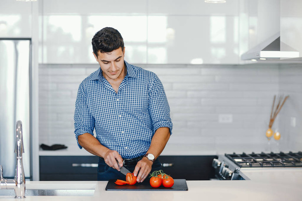 handsome man in a kitchen - Foto, Imagem