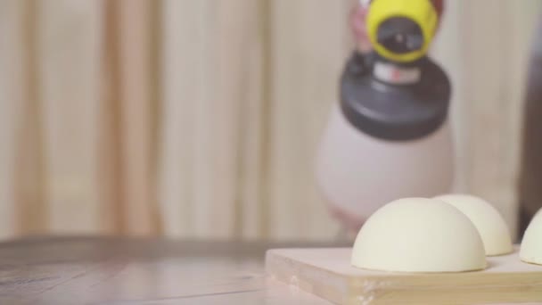 Vaření dortů s povrchovou úpravou bílým velur - Záběry, video