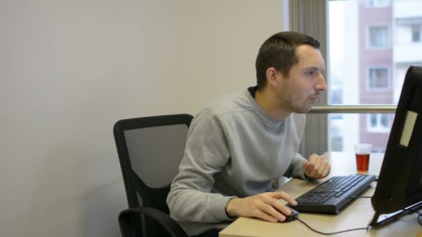 Καθημερινό ντύσιμο Σύμβουλος επιτυχημένο επιχειρηματία πίνοντας τσάι καφέ υπολογιστή εργασίας - Πλάνα, βίντεο
