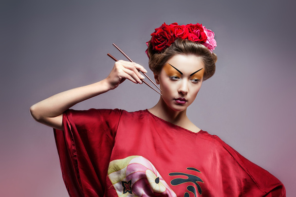 Moda mujer asiática usando tradicional japonés rojo kimono ingenio
 - Foto, Imagen
