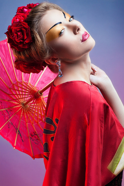 Aziatische vrouw mode dragen van traditionele Japanse rode kimono wit - Foto, afbeelding