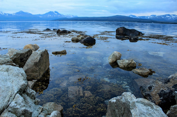  Μεγάλες πέτρες στο φόντο των μικρά βουνά. Ice νερό στη θάλασσα. Νορβηγικά φιόρδ, Αρχιπέλαγος Σβάλμπαρντ - Φωτογραφία, εικόνα