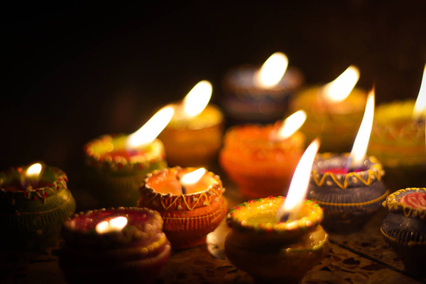 aarden diya lamp verlichting met kaarsen ter gelegenheid van diwali en sandhi pujo - Foto, afbeelding