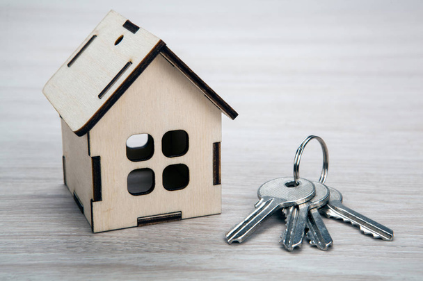 maison miniature en bois avec clés de porte fermer
 - Photo, image