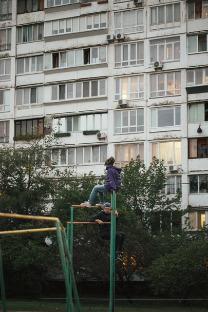 Arquitectura del gueto el colapso de la Unión Soviética. Eco de la URSS. Casas de campo de gran altura por la noche en el distrito de Obolon en la ciudad de Kiev Ucrania
. - Foto, imagen