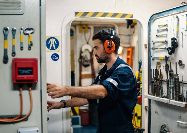 Ufficiale ingegnere marino che lavora nella sala macchine
 - Foto, immagini