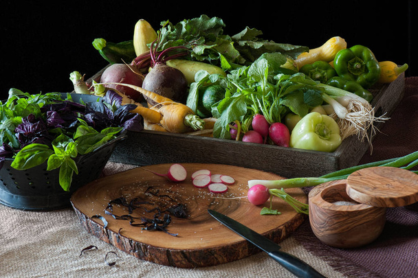 Boerderij-verse producten in een keuken scène compleet met houten snijplank en zout ewer. - Foto, afbeelding