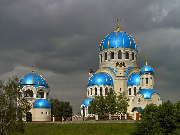 Cathedral of the Holy Vivifying Trinity Under Grey Clouds (Orekhovo-Borisovo, Moscow) - Foto, imagen