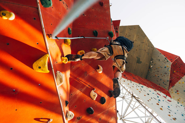 Giovane uomo sportivo bouldering in una sala di arrampicata
 - Foto, immagini