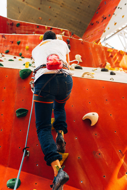 Giovane uomo sportivo bouldering in una sala di arrampicata
 - Foto, immagini
