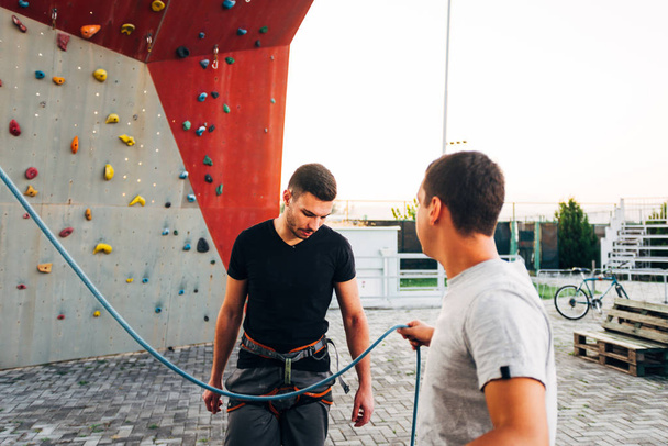 İki adam tırmanmaya ya da büyük bir duvara tırmanmaya hazırlansın. - Fotoğraf, Görsel