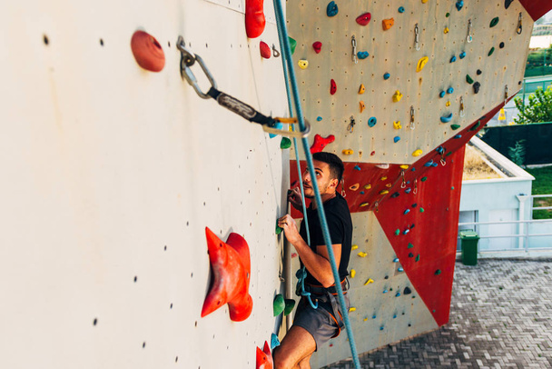 Giovane arrampicata parete roccia uno sport estremo
 - Foto, immagini