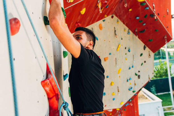 Genç sportif tırmanış salonunda bouldering adamdır - Fotoğraf, Görsel