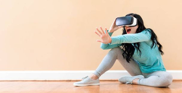 Young woman using a virtual reality headset - Foto, imagen