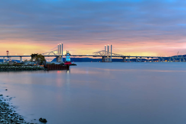 ハドソン川を渡ってドラマチックな日没と共存する新旧のタッパンジー橋. - 写真・画像