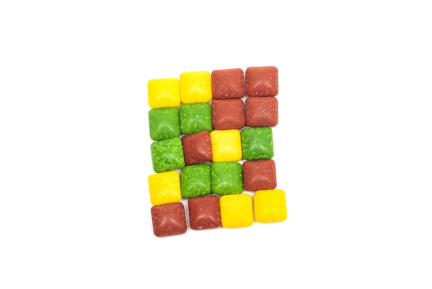 farbige Bonbons in einem Rechteck ausgelegt, isoliert auf weißem Hintergrund - Foto, Bild