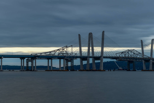 Nové a staré mosty Tappan Zee soužití přes řeku Hudson s dramatický západ slunce. - Fotografie, Obrázek