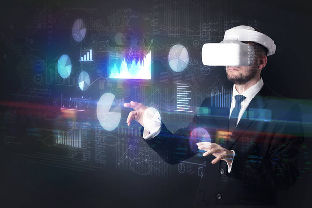 Uomo con occhiali VR con grafici e report
 - Foto, immagini