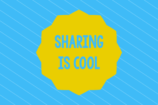 Psaní textu slovo sdílení je Cool. Obchodní koncept pro poskytování a získávání znalostí služby nebo zboží je super - Fotografie, Obrázek