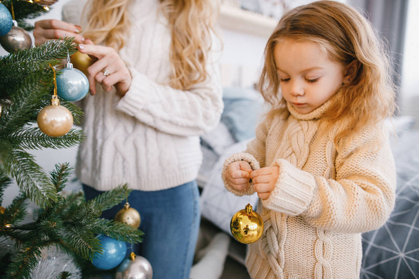 mother and daughter decorating the tree - Foto, Imagem