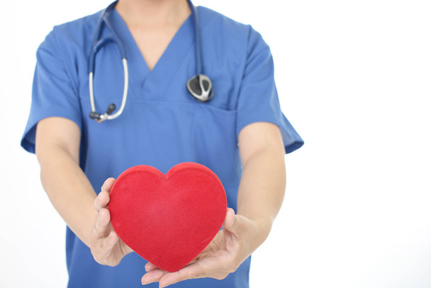 Γυναίκα γιατρό κρατώντας σύμβολο αγάπη κόκκινη καρδιά - Φωτογραφία, εικόνα